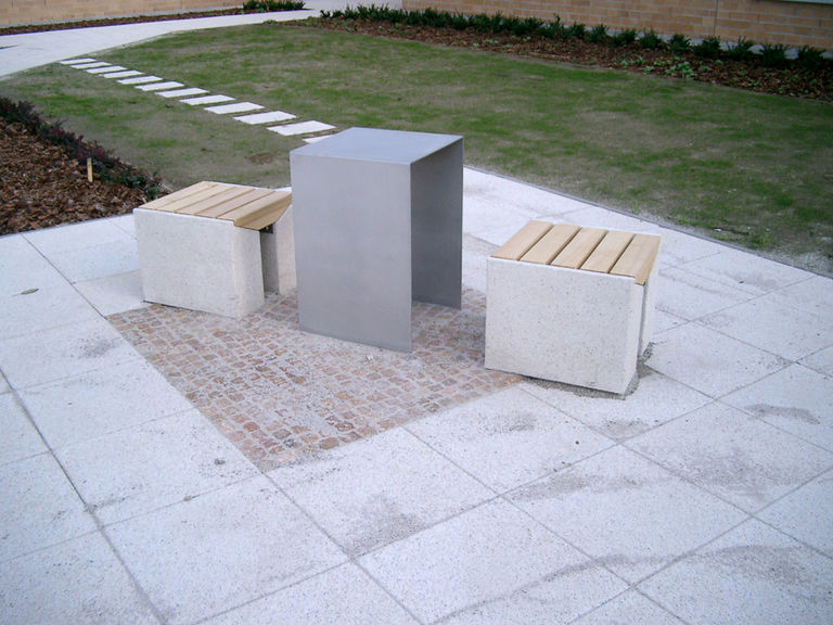 Sitzgruppe "Chemnitz" mit zwei Hockern und Tisch