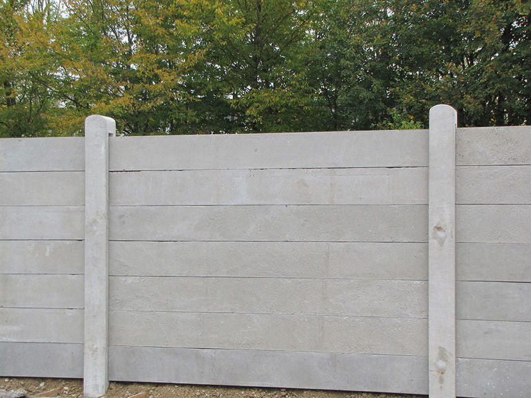 Erneuerung der Außenmauer der KZ-Gedenkstätte in Dachau durch Stahlbeton-Falzsäulen und Wandplatten