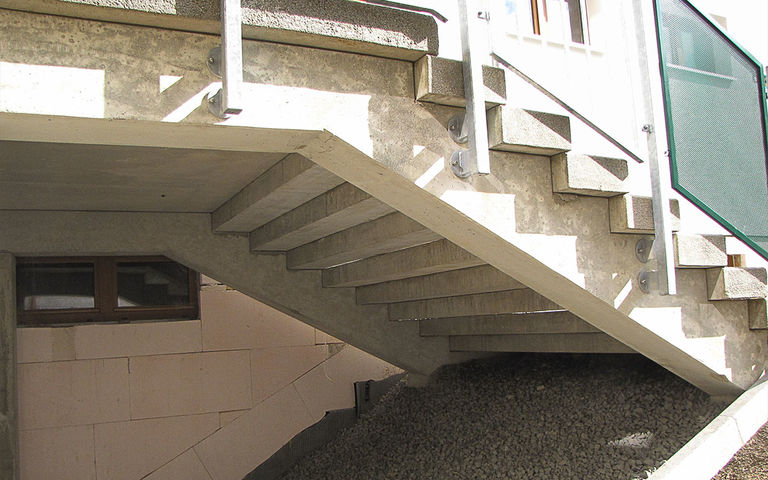 Stahlbeton-Treppenwangen und freitragende Blockstufen und Podeste  aus Betonwerkstein für die Sanierung der Grundschule in Kaltennordheim