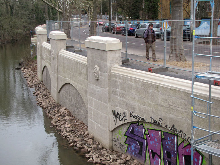 Mauer und Pfeilerabdeckung für eine Brücke in Halle