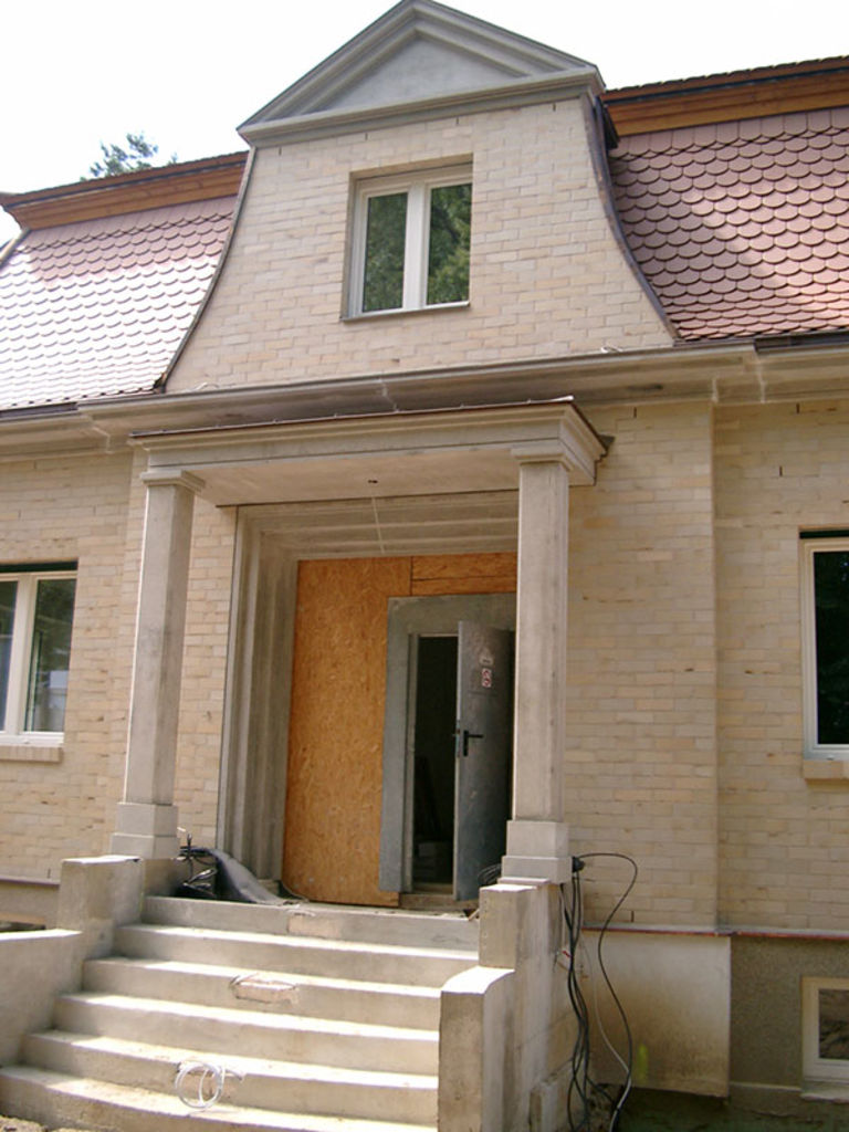Sichtbeton-Türgewände, Gesimsteile, Ziergiebel und Vordach mit Stahlbetonstützen für den Neubau eines Einfamilienhauses in Berlin