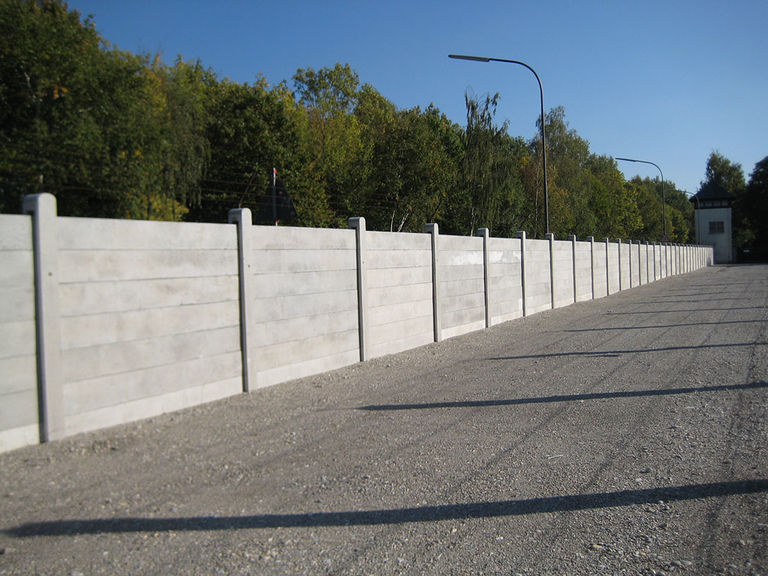 Erneuerung der Außenmauer der KZ-Gedenkstätte in Dachau durch Stahlbeton-Falzsäulen und Wandplatten