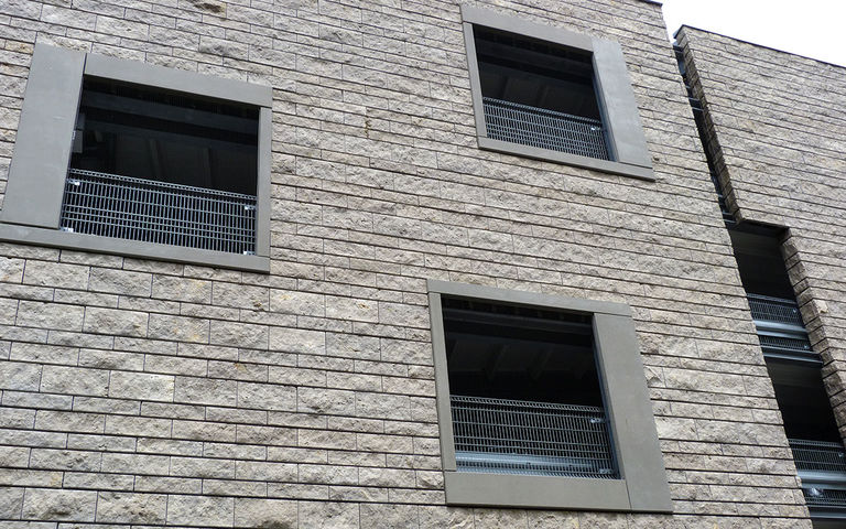 Tür- und Fenstergewände für das Parkhaus Petersweg in Regensburg