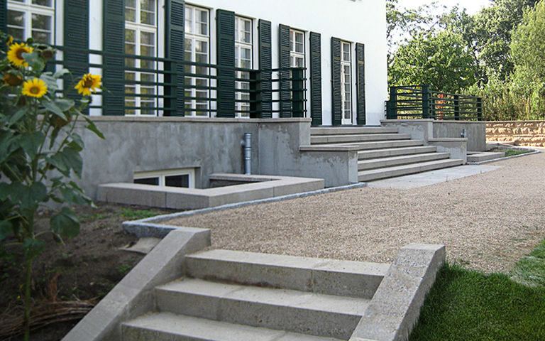Blockstufen und Mauerabdeckung aus Betonwerkstein mit Muschelkalk scharriert in der von Estorff Villa in Potsdam