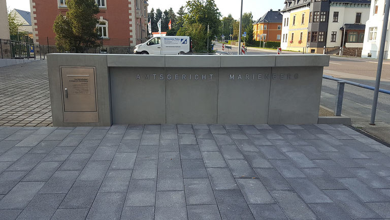 Betonkasten als abgrenzendes Element und integrierter Zugangstür für das Amtsgericht in Marienberg
