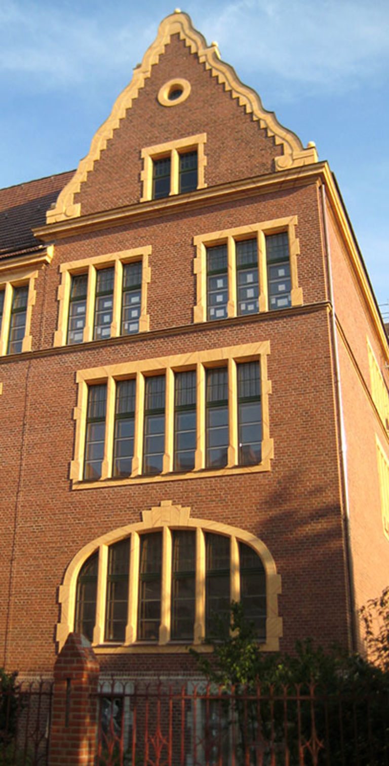 Stahlbeton Fenstergewände mit nachträglicher Farbbeschichtung für die Goethe Schule in Potsdam