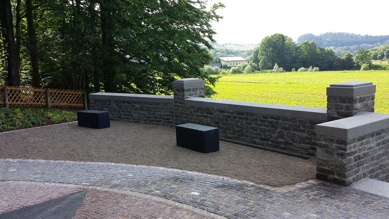 Sitzhocker am Kriegerdenkmal in Sorgau