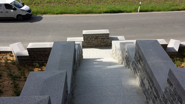 Mauerabdeckung am Kriegerdenkmal in Sorgau