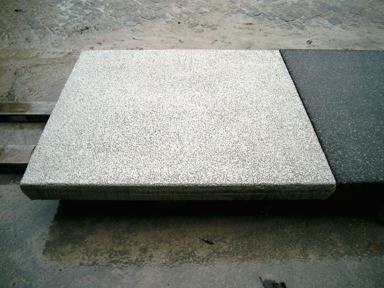 Bodenplatten aus unterschiedlichem Betonstein