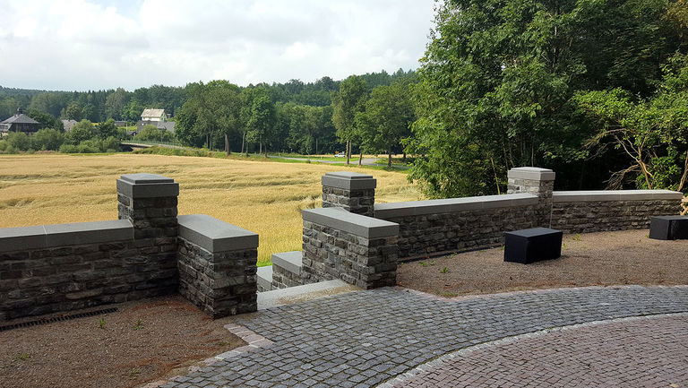 Pfeiler- und Mauerabdeckung am Kriegerdenkmal in Sorgau
