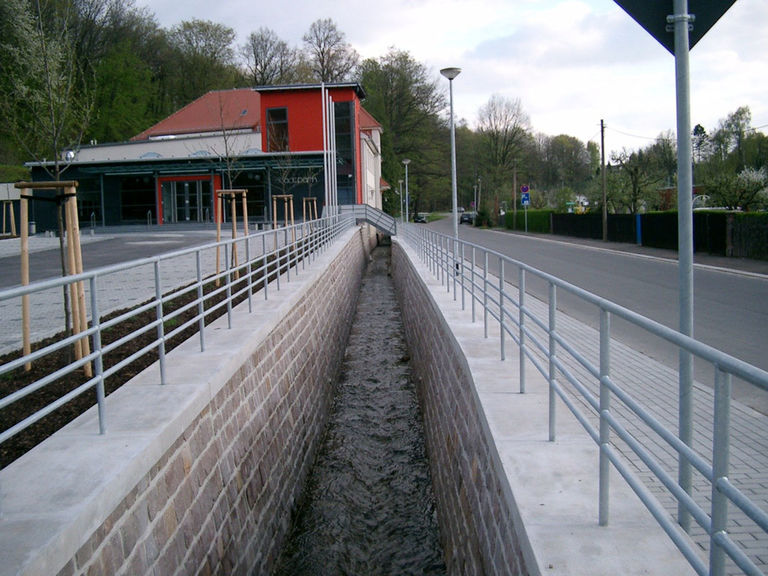 Mauerabdeckung für eine Flussbegrenzung in Frankenberg Hammertal